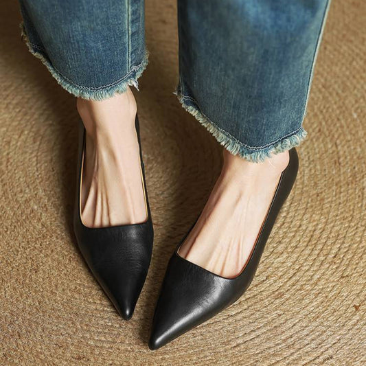 LORÉVA Pointed Toe Kitten Heel Pump