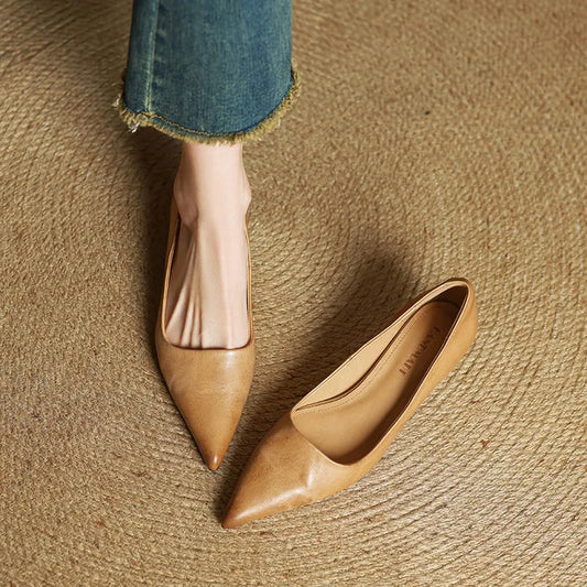 LORÉVA Pointed Toe Kitten Heel Pump